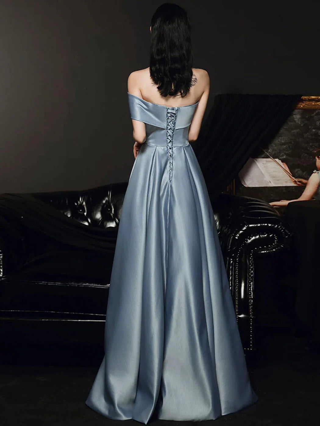 Robe de bal longue en satin gris bleu, simple, épaules dénudées, coupe trapèze, avec fente 
