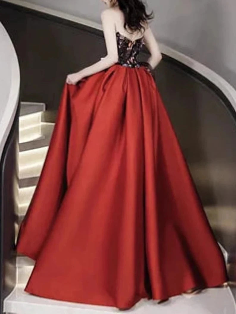 Robe de bal simple en satin rouge, épaules dénudées, sans bretelles, longueur au sol 