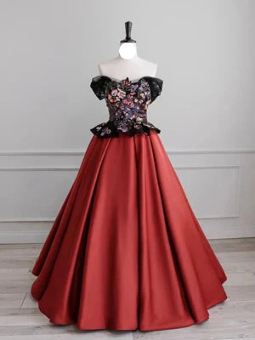 Robe de bal simple en satin rouge, épaules dénudées, sans bretelles, longueur au sol 