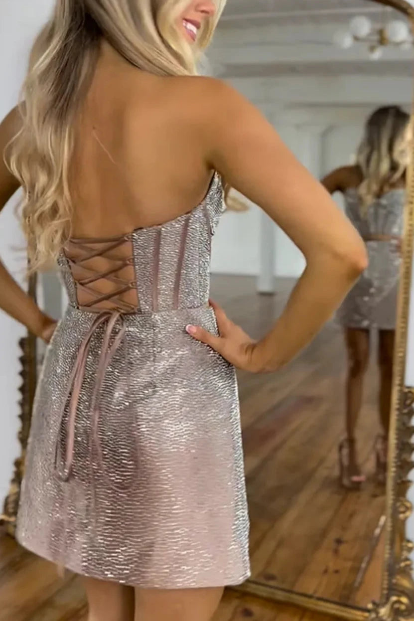 Robe de soirée courte à épaules dénudées et décolleté en cœur scintillant, avec corset et perles