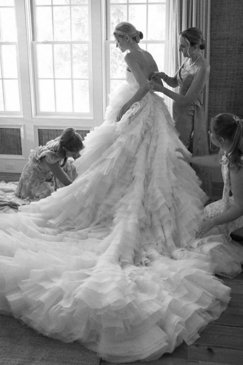 Robe de mariée longue en tulle à épaules dénudées et volants
