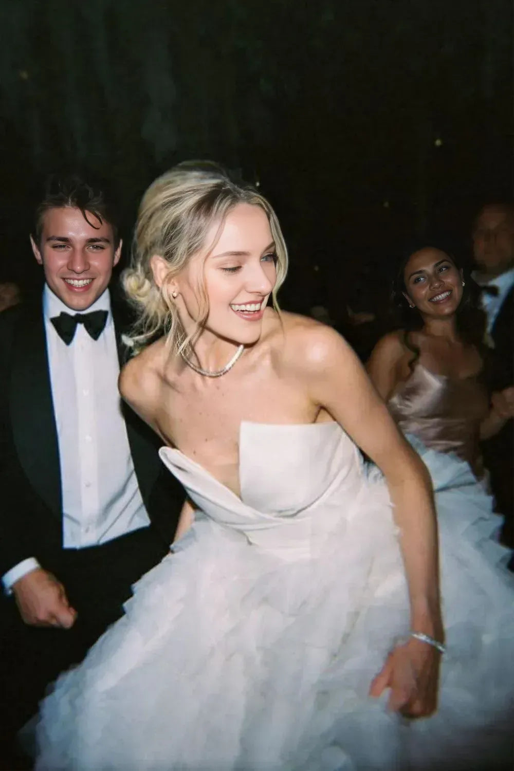 Robe de mariée longue en tulle à épaules dénudées et volants