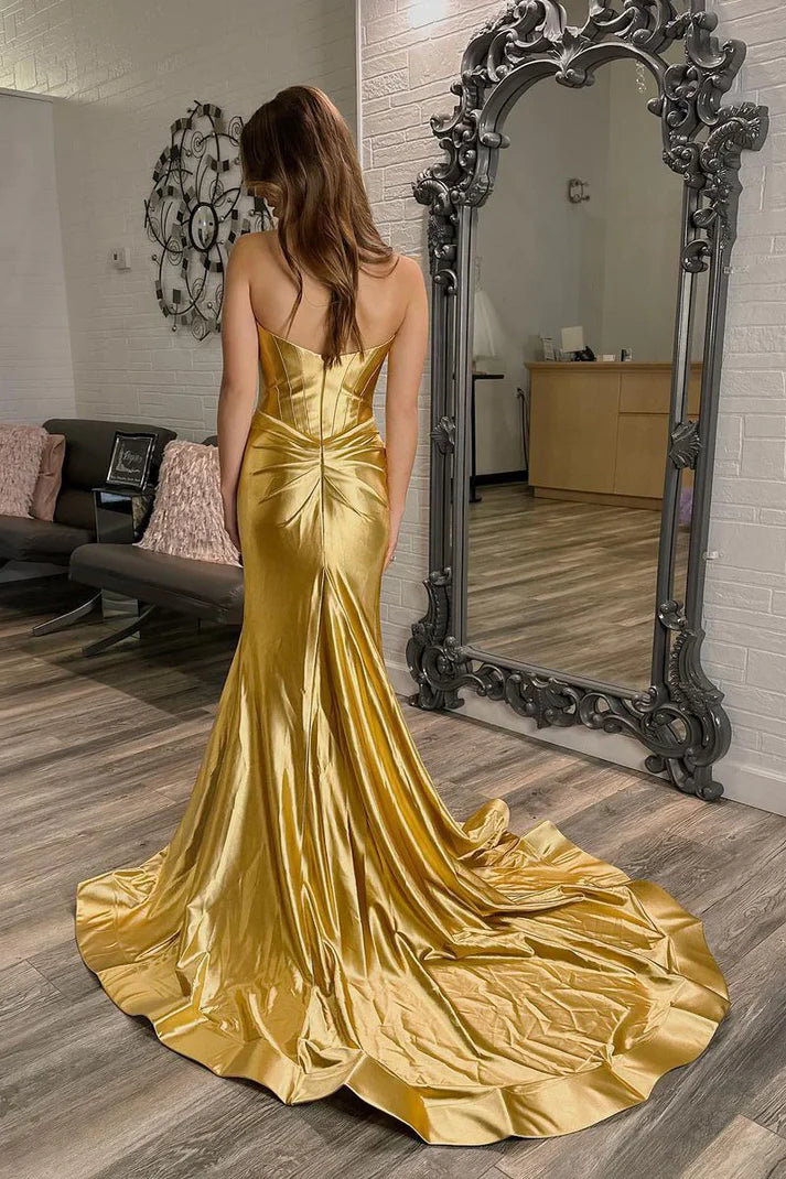 Vestido de fiesta largo de satén dorado con escote corazón, cola y hombros descubiertos y abertura 