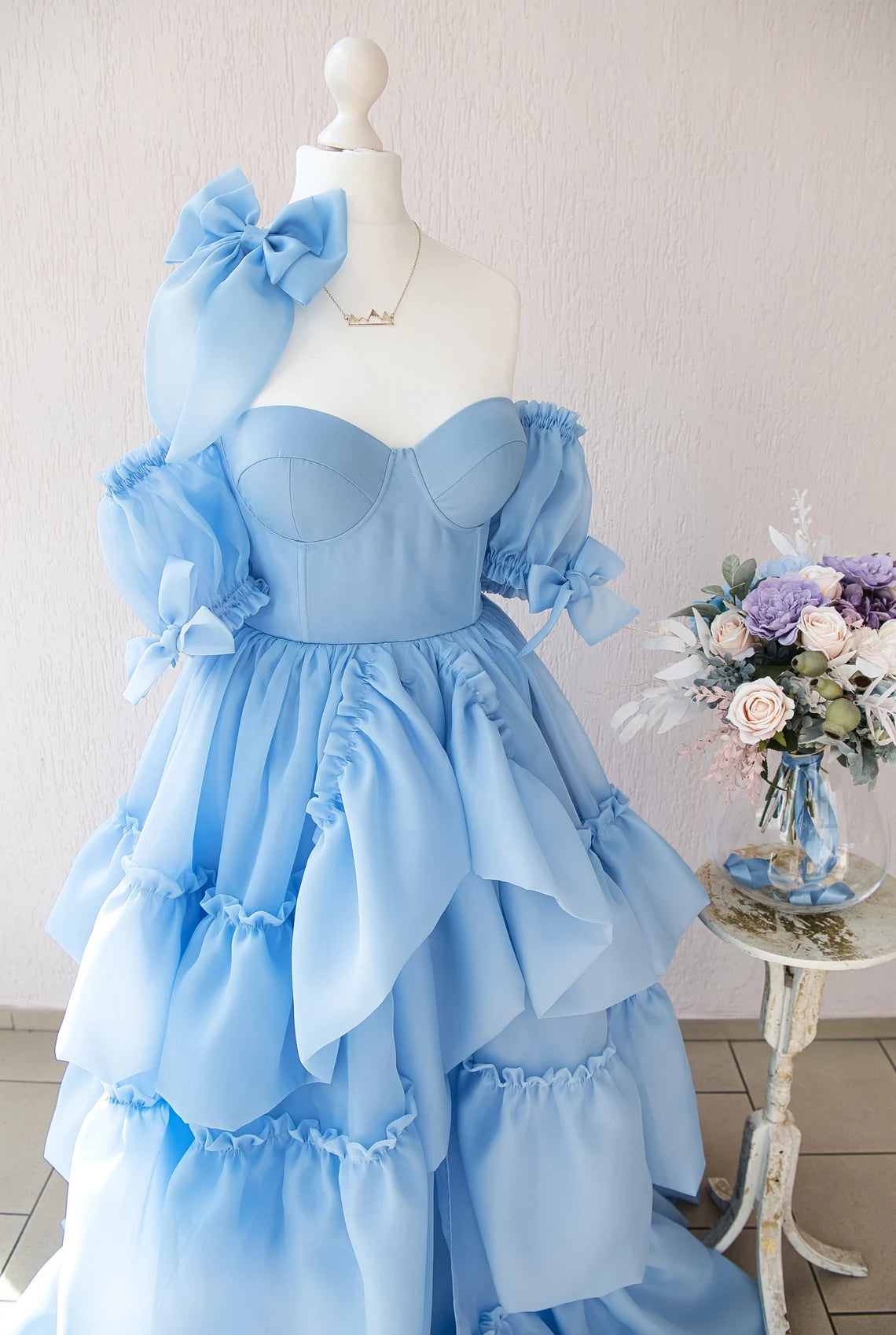 Robe de bal trapèze à épaules dénudées, longueur au sol, manches courtes, volants étagés, décolleté en cœur 