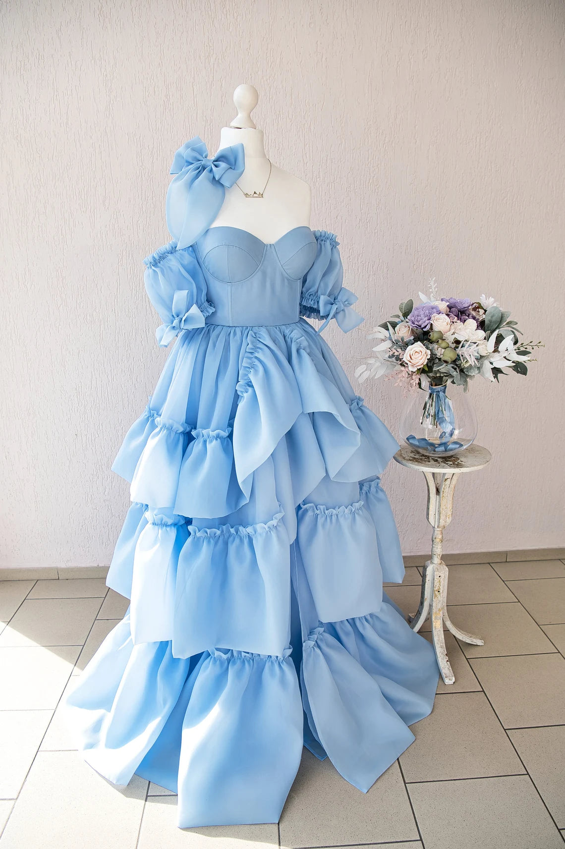 Robe de bal trapèze à épaules dénudées, longueur au sol, manches courtes, volants étagés, décolleté en cœur 