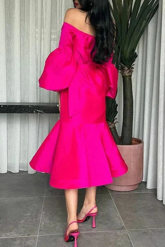 Vestido de fiesta elegante con hombros descubiertos, cuello halter, manga abullonada y cinturón, color rosa intenso 