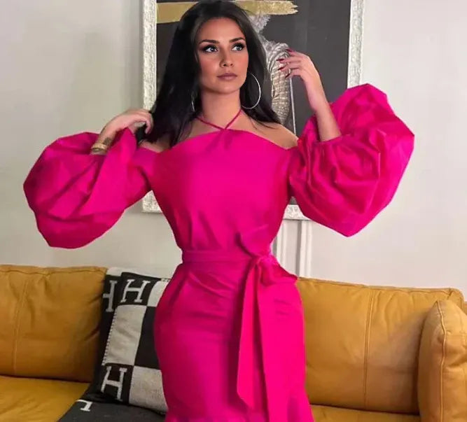 Robe de soirée élégante rose vif à épaules dénudées et manches bouffantes 