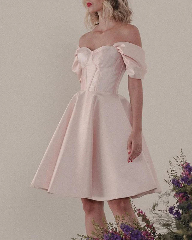 Robe de soirée courte en satin à épaules dénudées et corset 