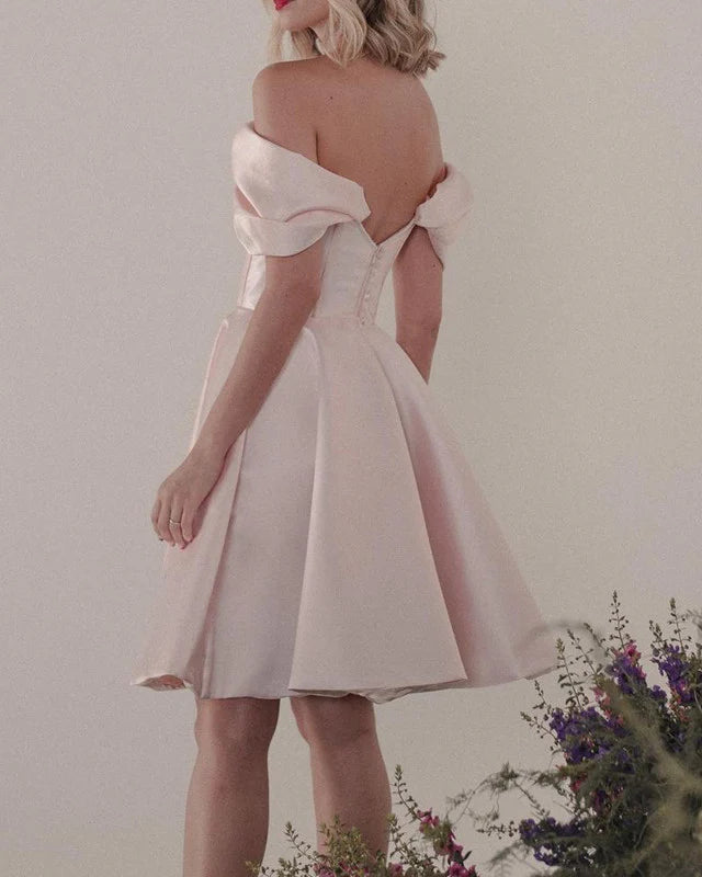 Robe de soirée courte en satin à épaules dénudées et corset 