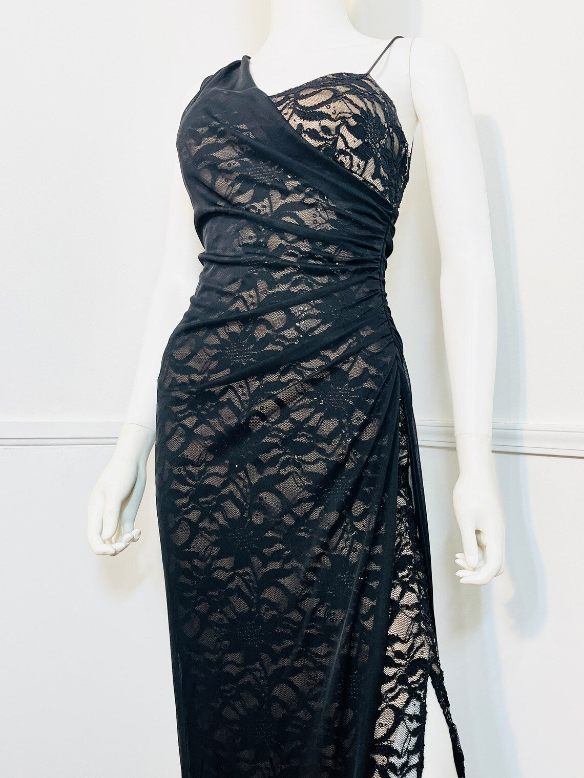 Vestido largo plisado de encaje negro sencillo con tirantes finos y un solo hombro, vestido de fiesta de sirena, vestido formal para mujer 