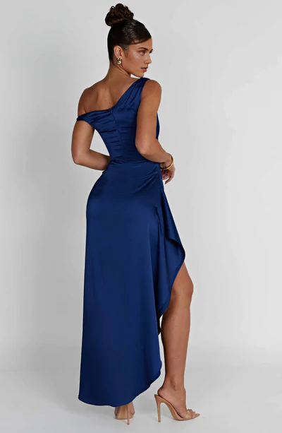 Robe de bal asymétrique en satin sans manches avec fente haute et plis, longueur au sol, robe longue de soirée de mariage 