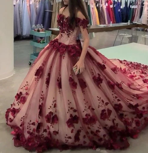 Robe de soirée trapèze à épaules dénudées et traîne 