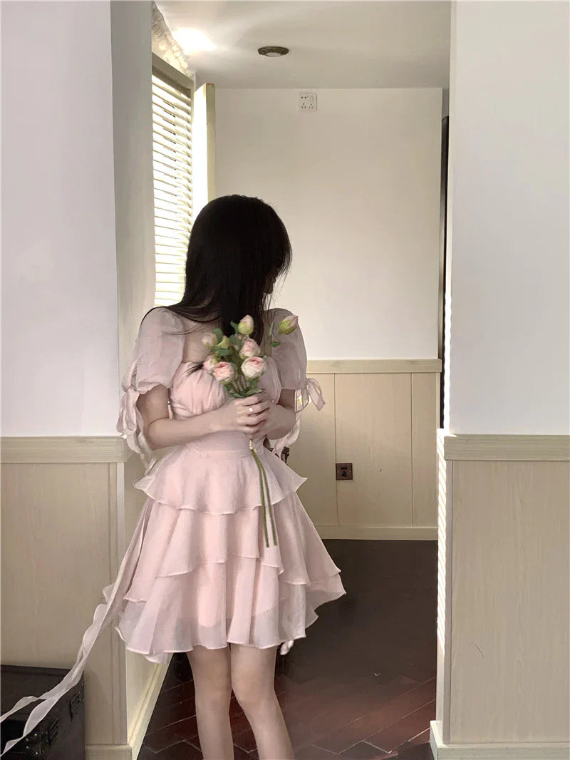 Robe de soirée trapèze à volants et manches bouffantes, col carré uni