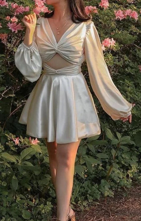 Robe de soirée courte trapèze à manches longues et taille découpée