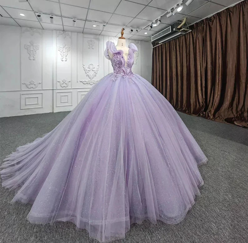 Robe de mariée longue à épaules dénudées et décolleté en V profond avec appliques