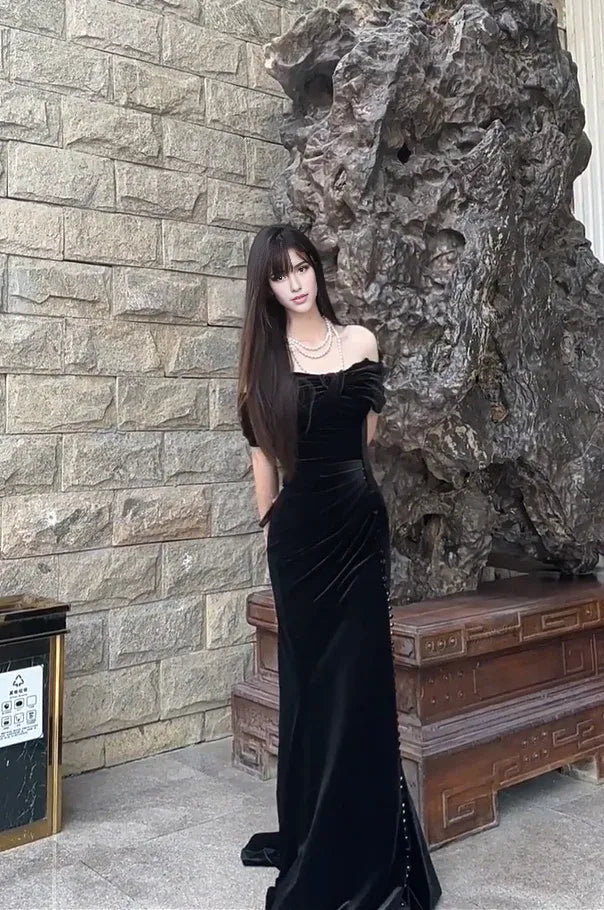Vestido de fiesta Weitese, tienda de vestidos de fiesta, vestido de fiesta formal largo de terciopelo con corte sirena y hombros descubiertos en negro. 