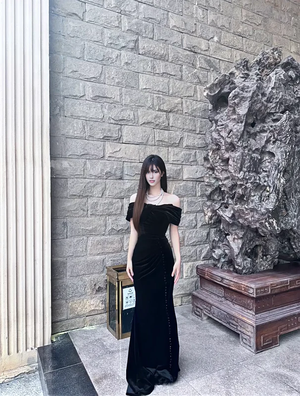 Vestido de fiesta Weitese, tienda de vestidos de fiesta, vestido de fiesta formal largo de terciopelo con corte sirena y hombros descubiertos en negro. 