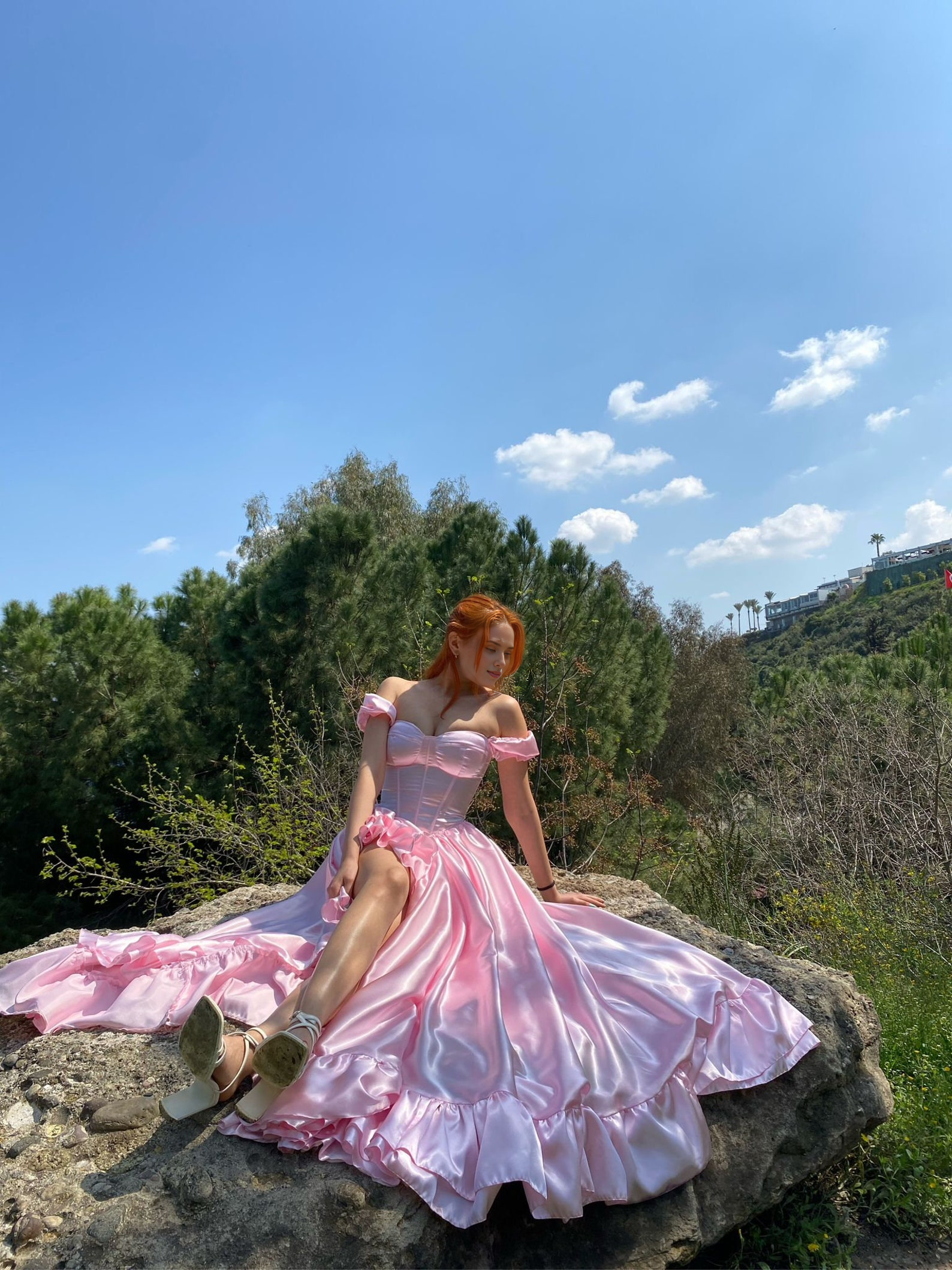 Robe de soirée rose style corset trapèze, élégante, volants sur les côtés, longueur au sol, col carré, style princesse 