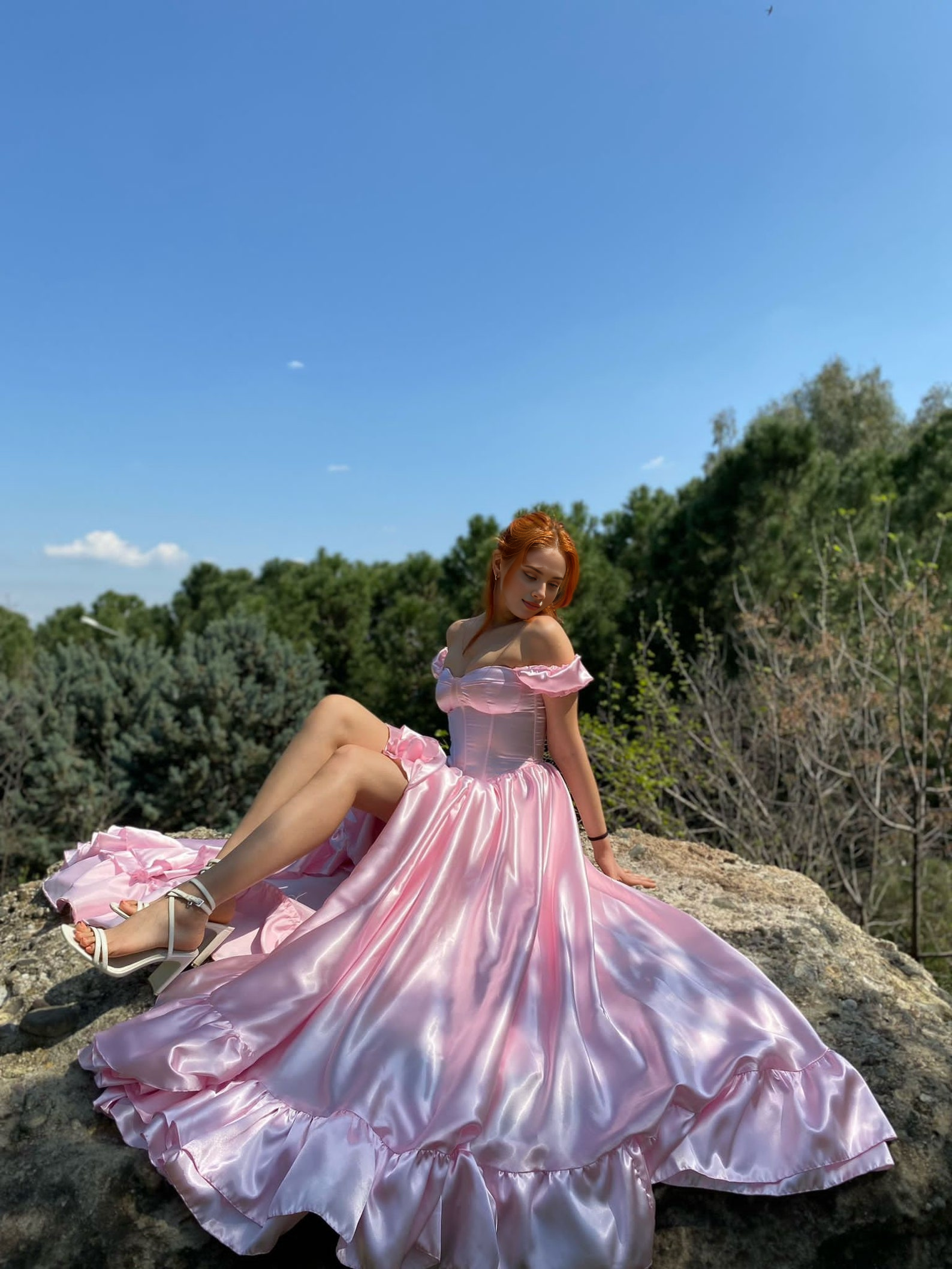 Robe de soirée rose style corset trapèze, élégante, volants sur les côtés, longueur au sol, col carré, style princesse 