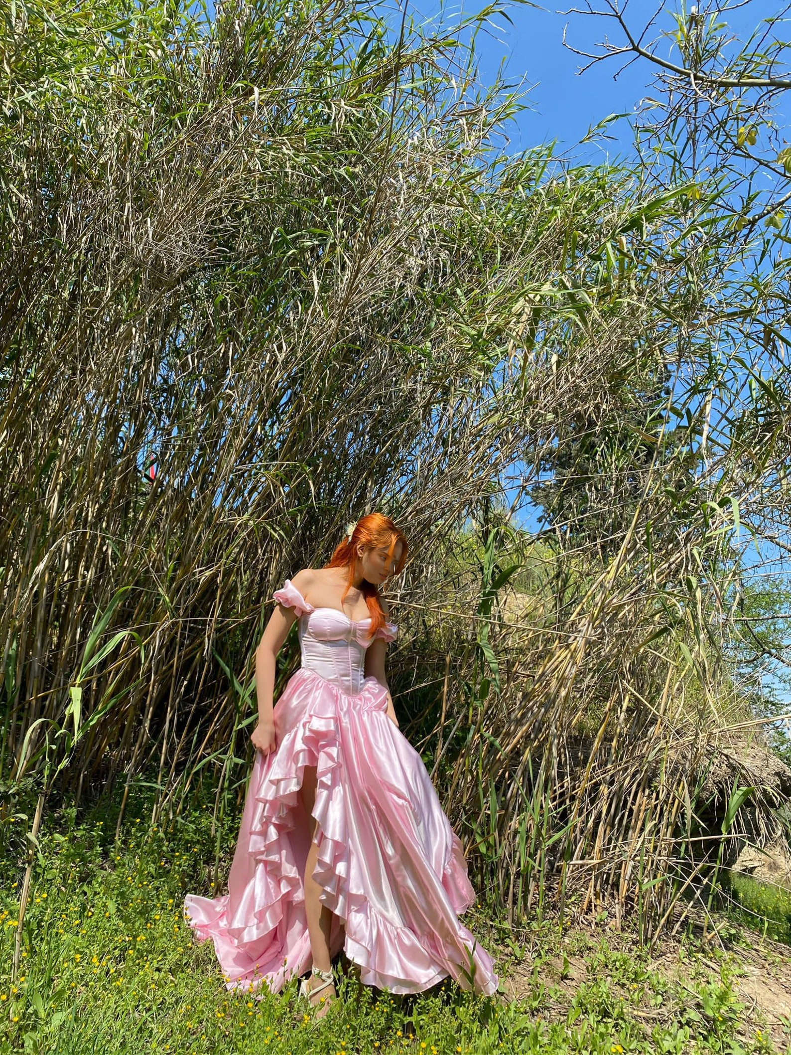 Robe de soirée rose style corset trapèze, élégante, volants sur les côtés, longueur au sol, col carré, style princesse 