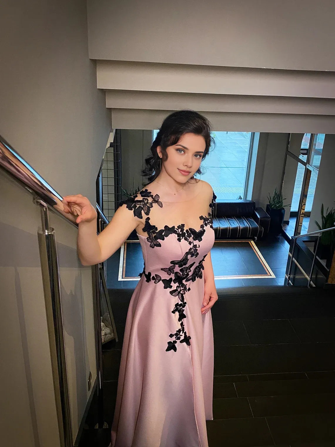 Robe de bal de fin d'année en satin rose et noir avec appliques et fente haute. Robe fluide pour invitée de mariage. Robe longue de soirée pour invitée de mariage. 