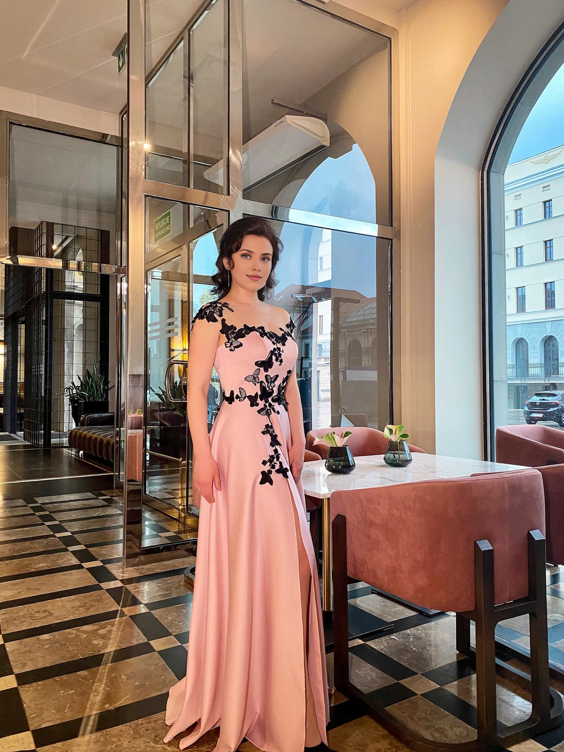 Robe de bal de fin d'année en satin rose et noir avec appliques et fente haute. Robe fluide pour invitée de mariage. Robe longue de soirée pour invitée de mariage. 