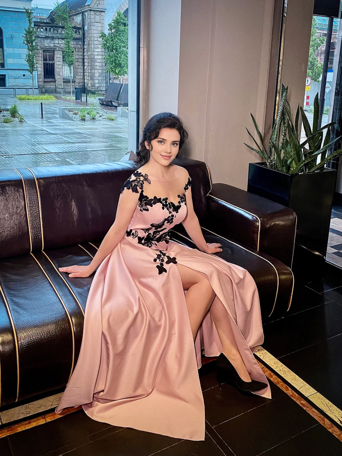 Robe de bal de fin d'année en satin rose et noir avec appliques et fente haute. Robe fluide pour invitée de mariage. Robe longue de soirée pour invitée de mariage. 