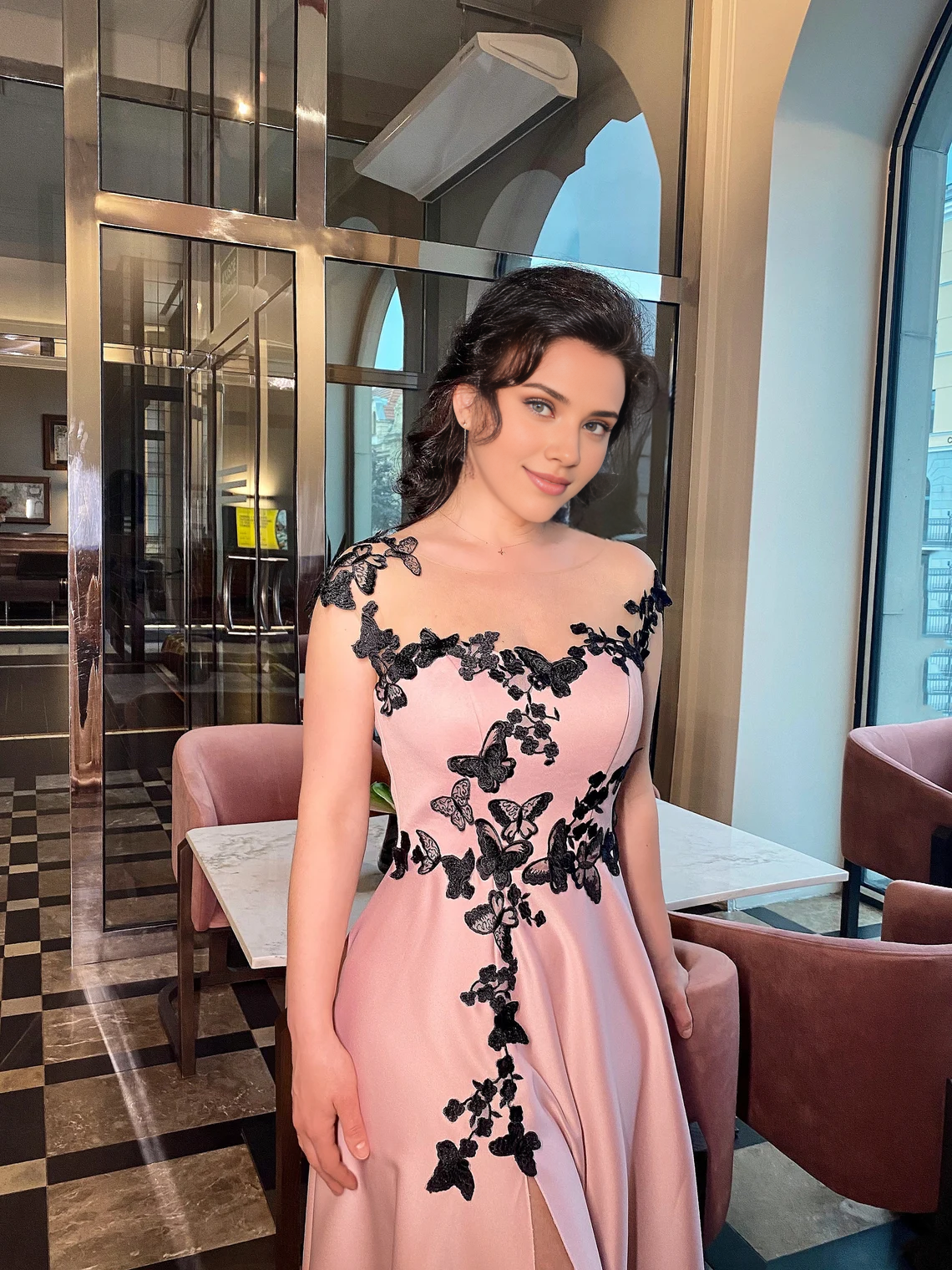 Robe de bal de fin d'année en satin rose et noir avec appliques et fente haute. Robe fluide pour invitée de mariage. Robe longue de soirée pour invitée de mariage. 