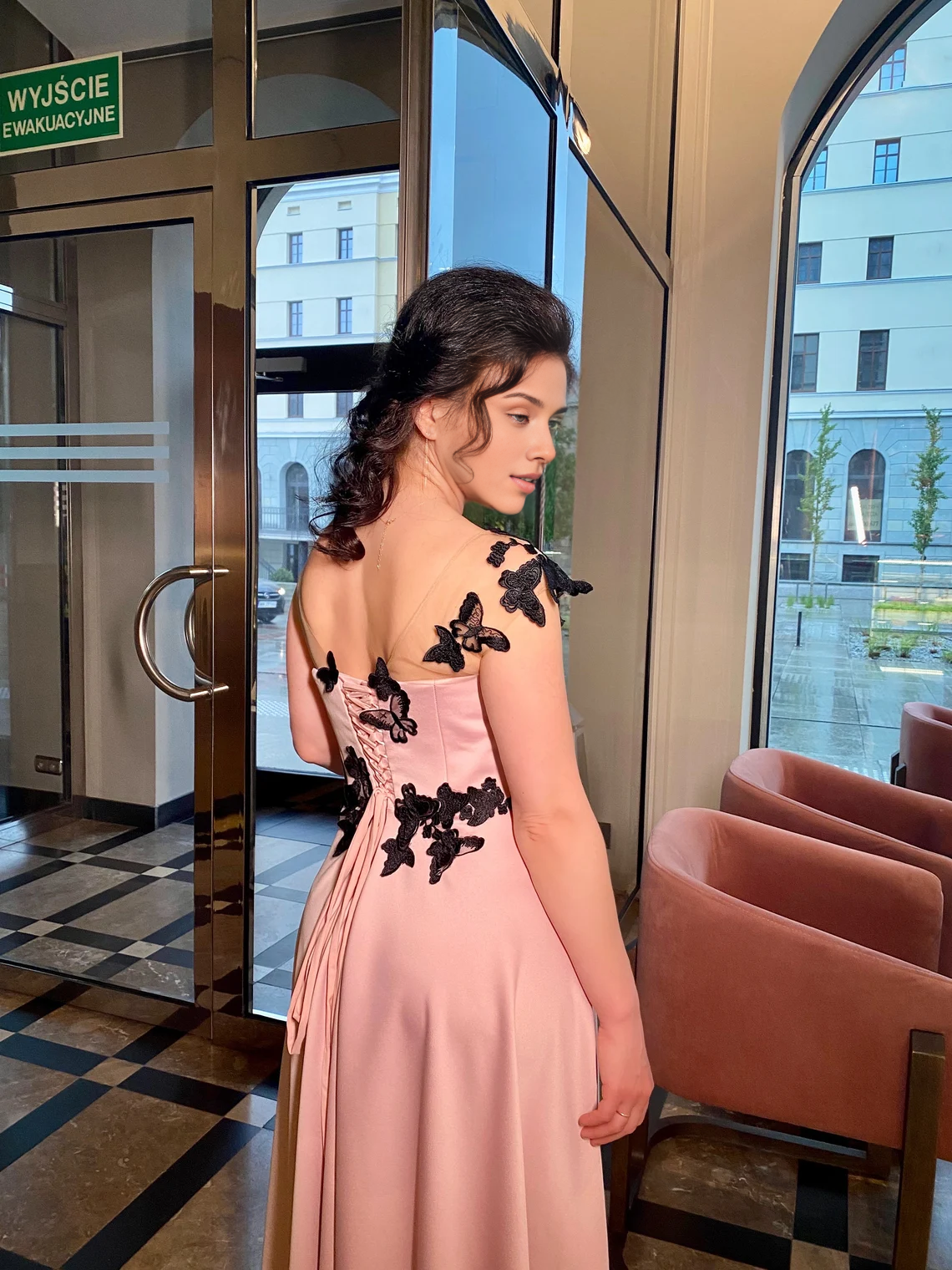 Robe de bal de fin d'année en satin rose et noir avec appliques et fente haute. Robe fluide pour invitée de mariage. Robe longue de soirée pour invitée de mariage. 