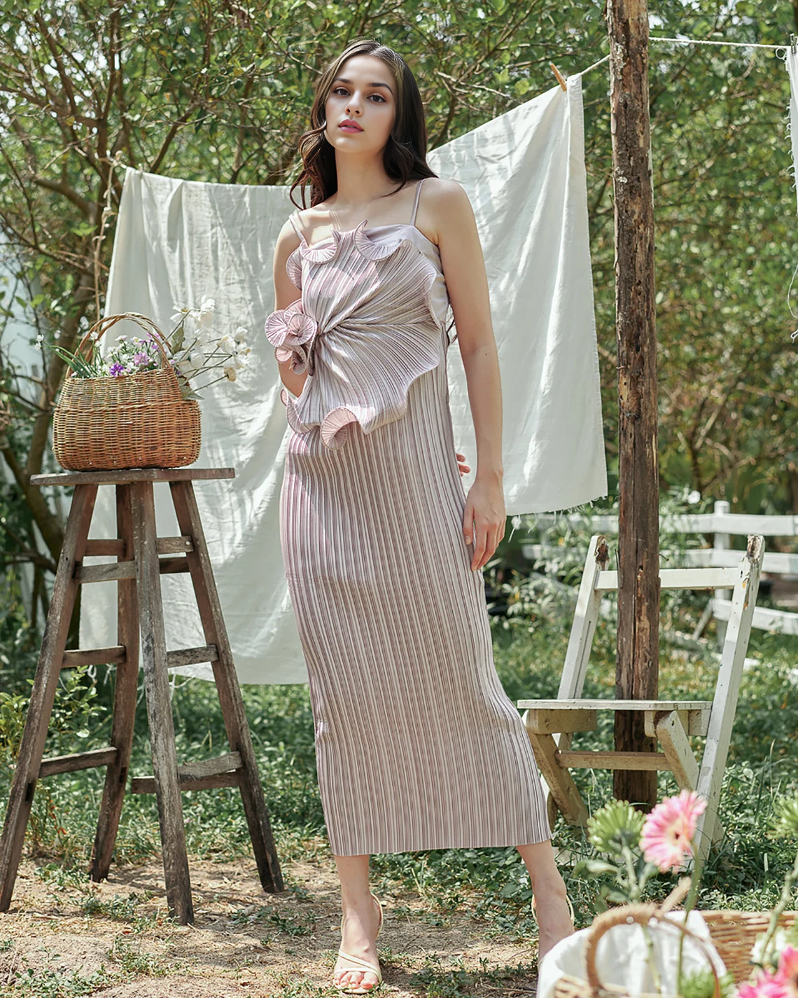 Robe en satin plissée à bretelles spaghetti, robe courbe, superbe robe de soirée en satin, robe d'invitée de mariage, robe de soirée formelle, robe de soirée de jardin, robe de bal 