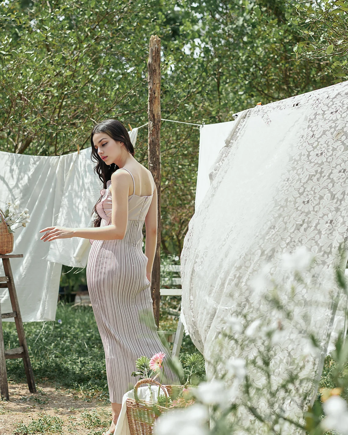 Robe en satin plissée à bretelles spaghetti, robe courbe, superbe robe de soirée en satin, robe d'invitée de mariage, robe de soirée formelle, robe de soirée de jardin, robe de bal 