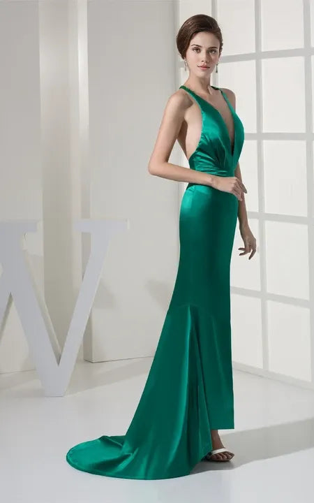 Robe de bal sirène décolletée en satin avec ourlet asymétrique et traîne à dos nu 