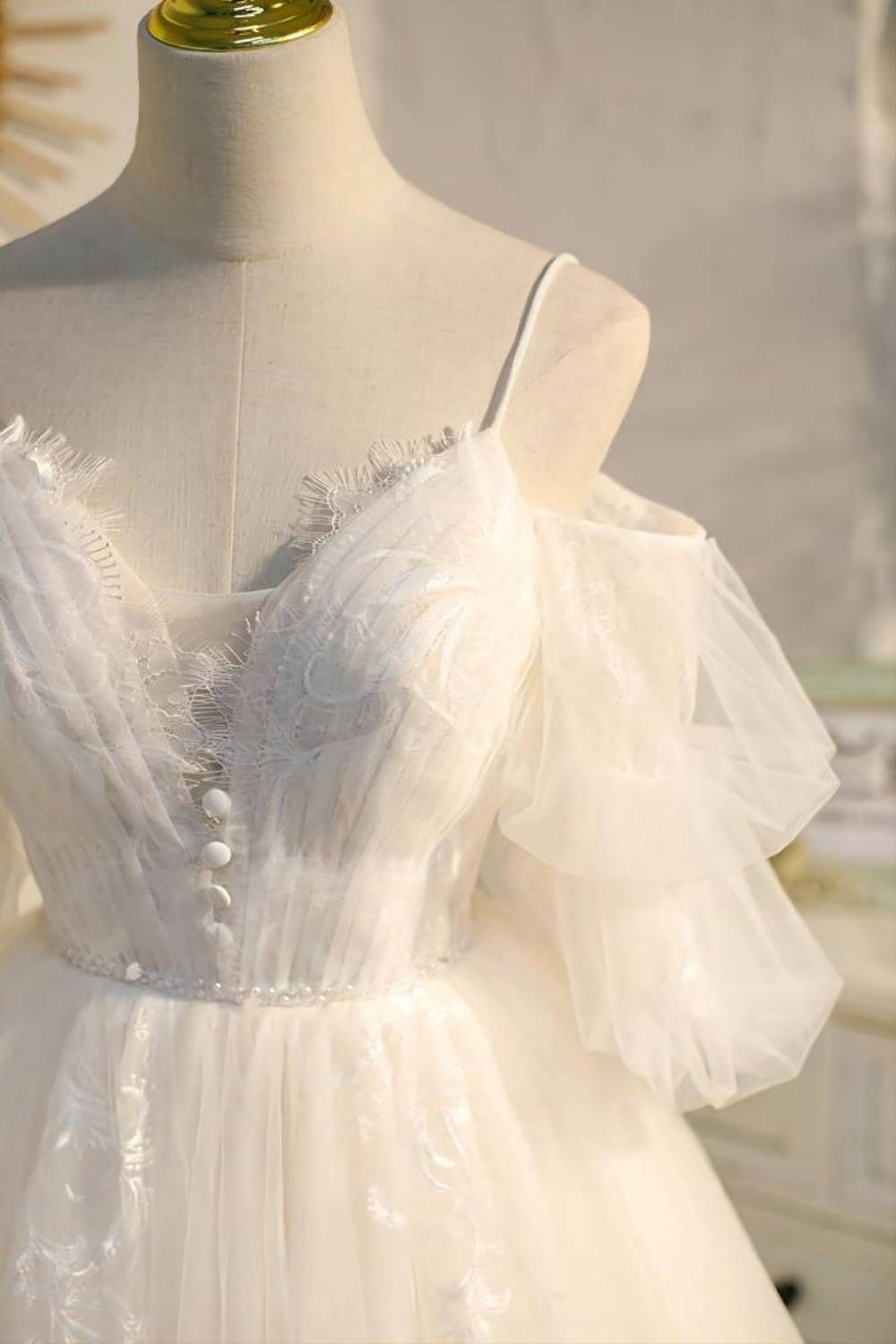 Hermoso vestido de fiesta de Weitese con tirantes finos, corte A, botones y apliques