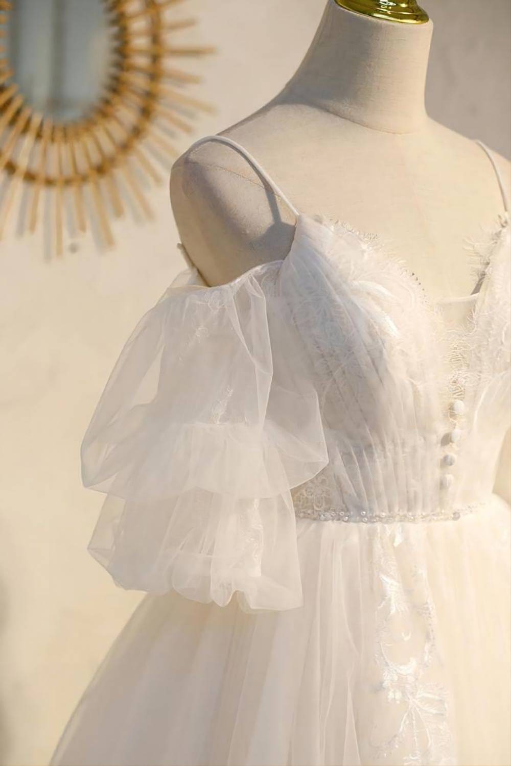 Hermoso vestido de fiesta de Weitese con tirantes finos, corte A, botones y apliques