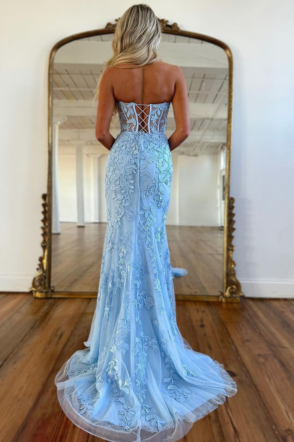 Vestido de fiesta largo de tul con apliques y escote corazón de sirena color lila de Weitese