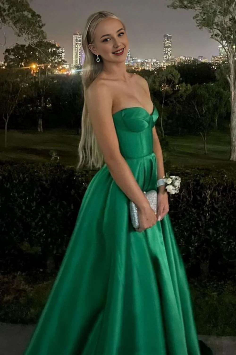 Robe de bal longue princesse coupe trapèze avec décolleté en cœur et fente sur le devant