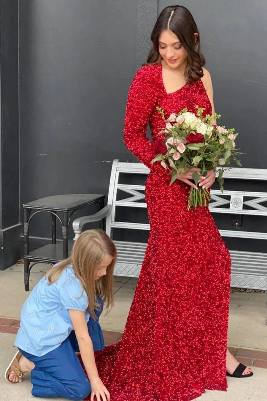 Vestido de fiesta largo con lentejuelas y mangas largas, único y con cola