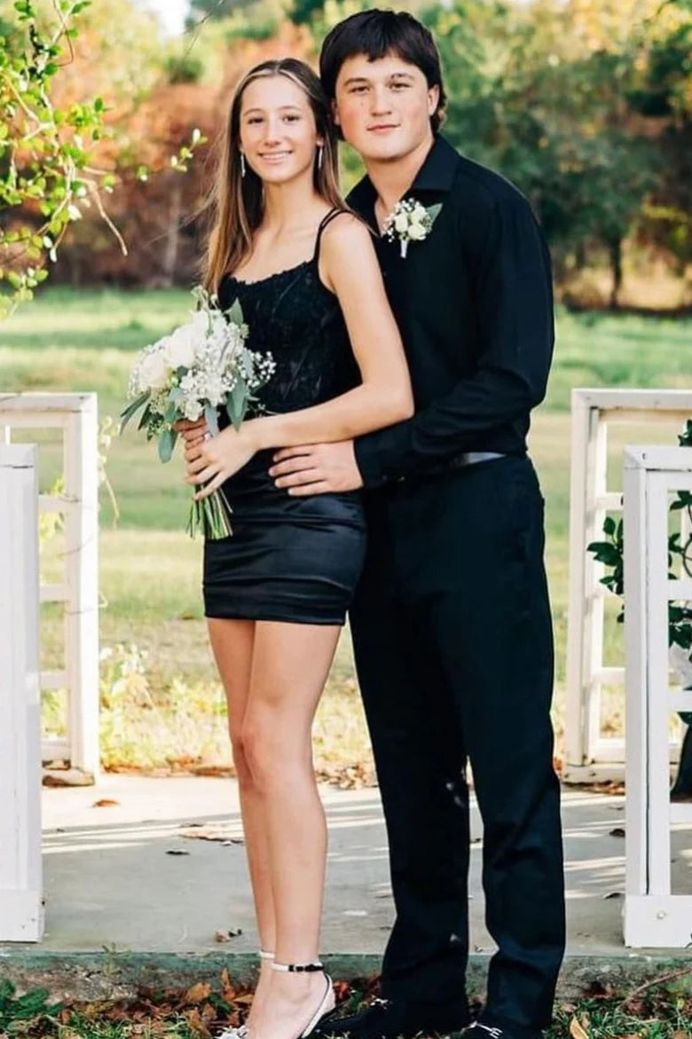 Robe de cocktail courte à lacets et appliques