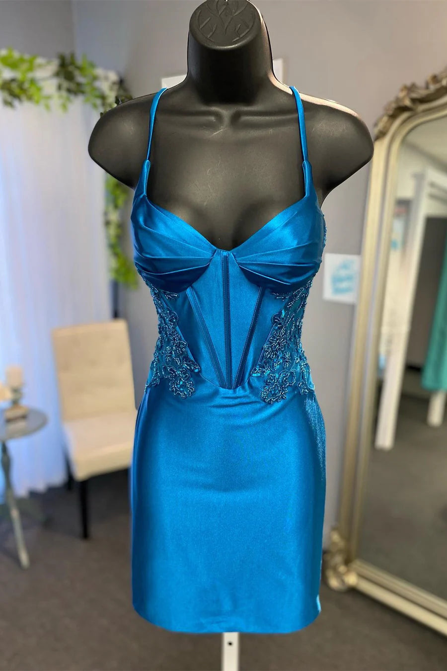 Robe de soirée courte moulante bustier avec appliques