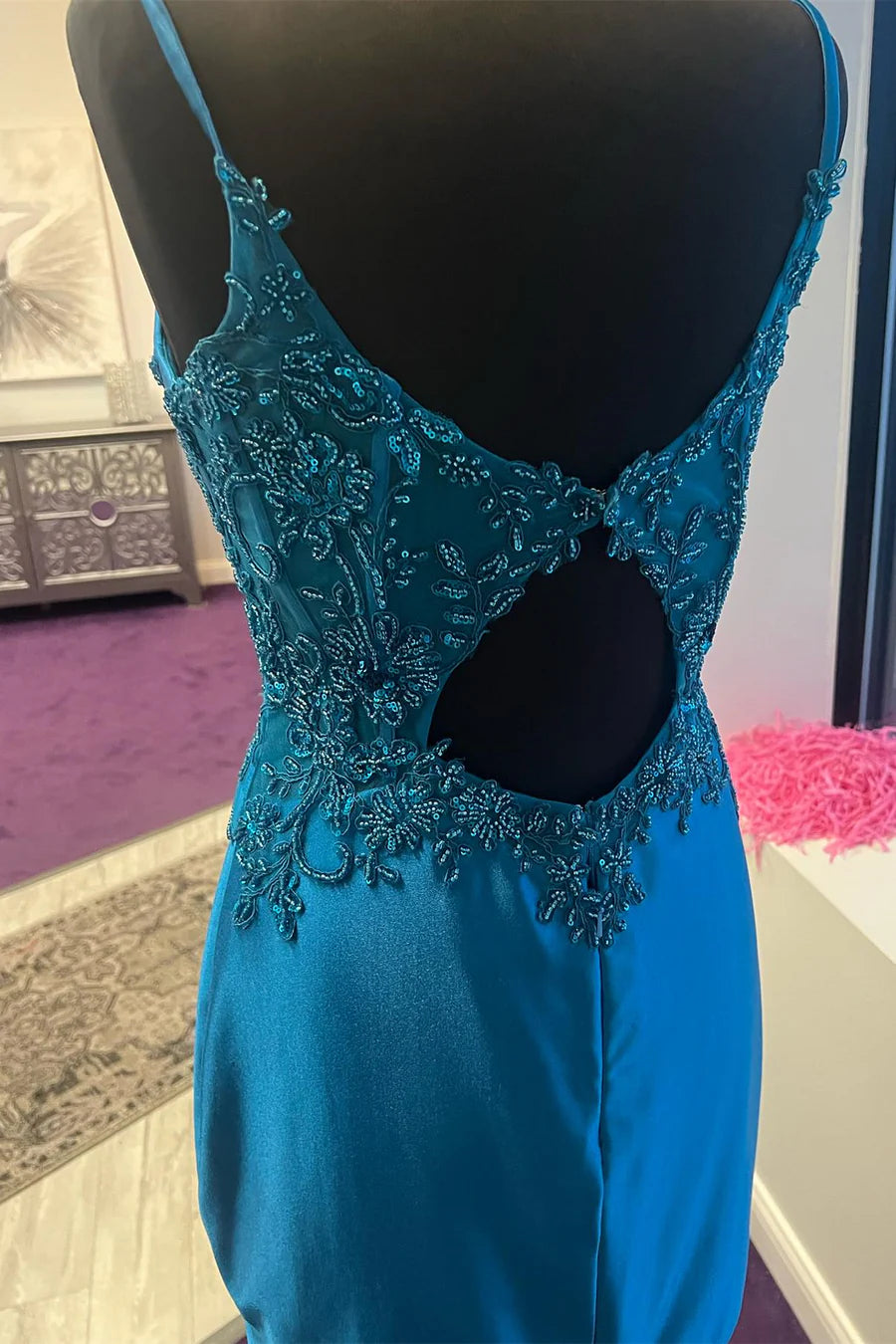 Robe de soirée courte moulante bustier avec appliques