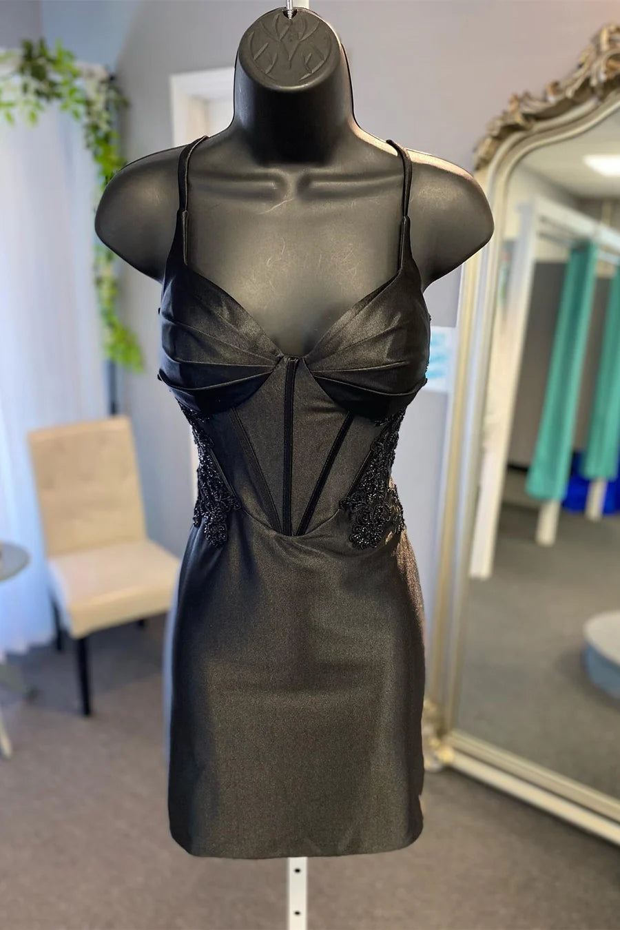 Robe de soirée courte moulante bustier avec appliques