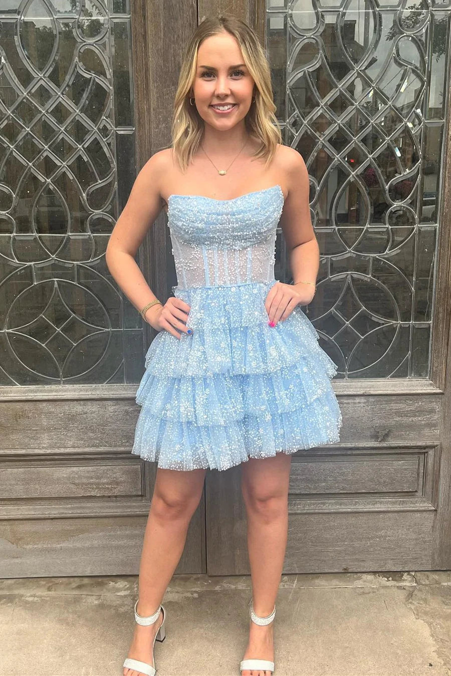 Robe de soirée courte bustier en tulle et perles