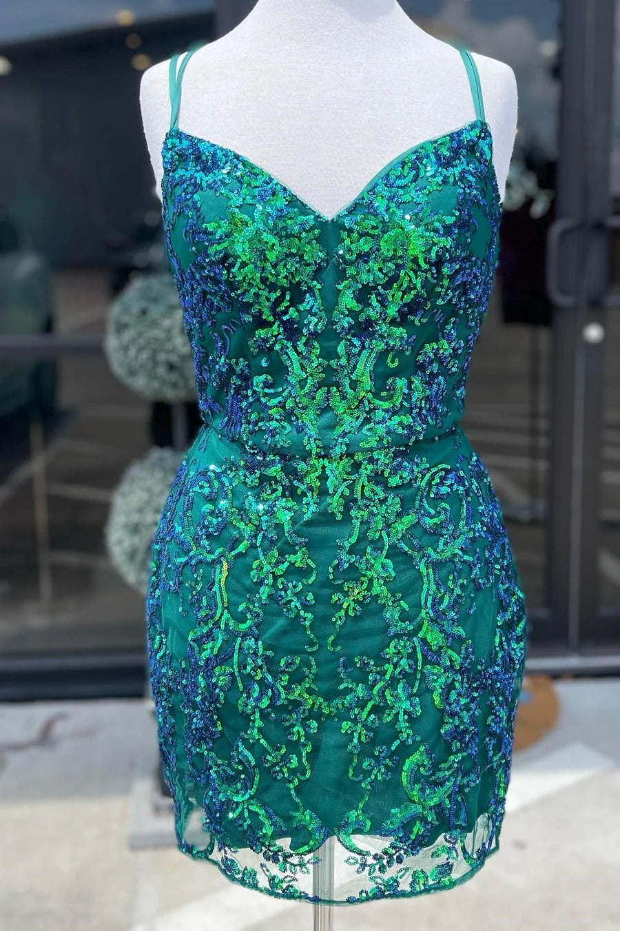 Robe de cocktail courte en dentelle à paillettes et bretelles spaghetti