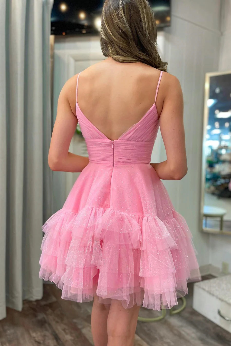Robe de soirée courte en tulle à volants et col en V