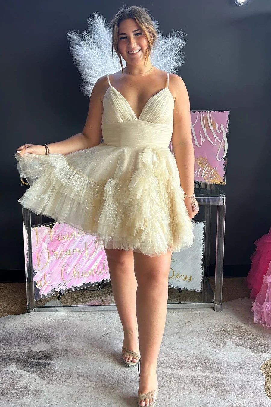 Robe de soirée courte en tulle à volants et col en V