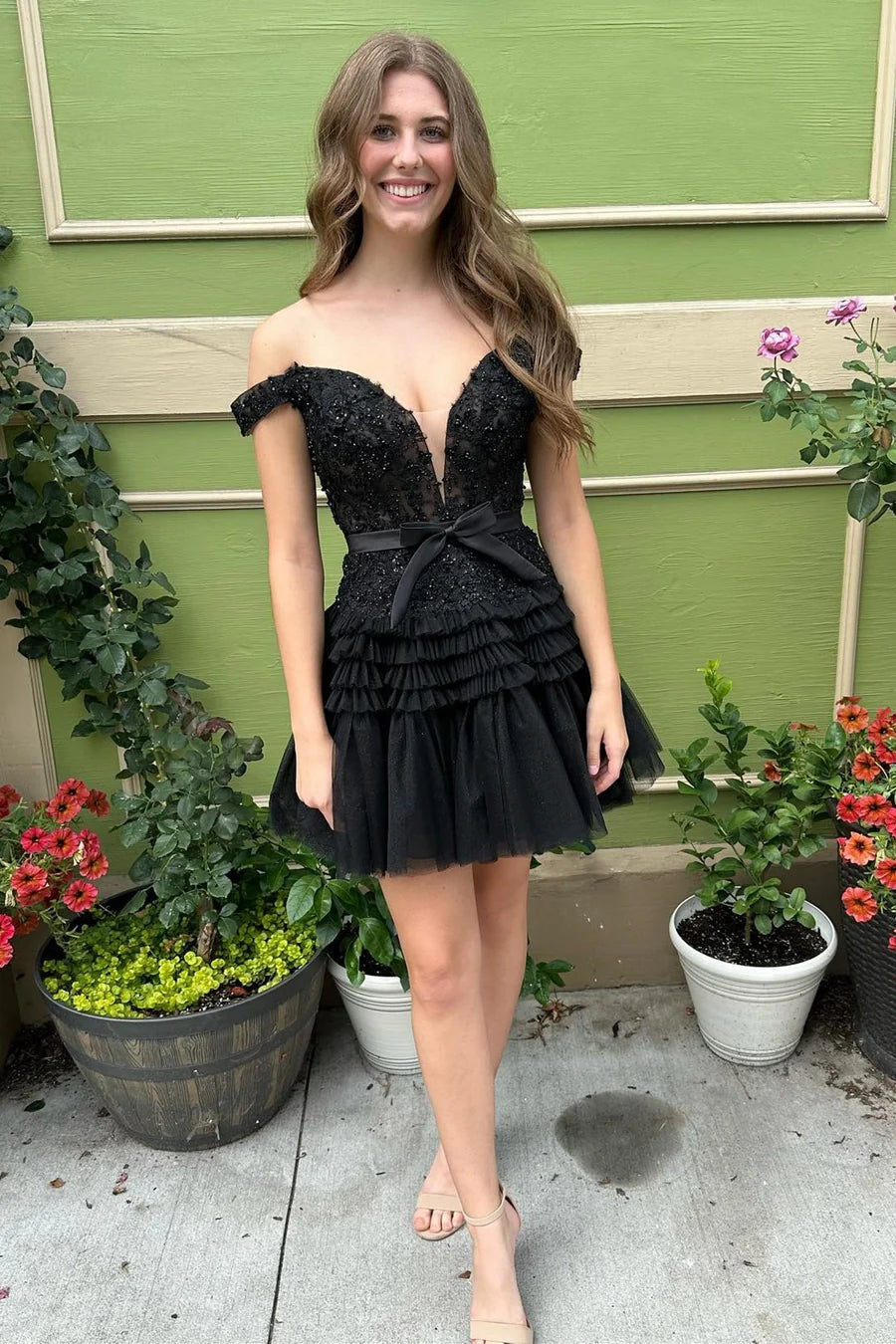 Robe de soirée courte à volants et épaules dénudées avec nœud