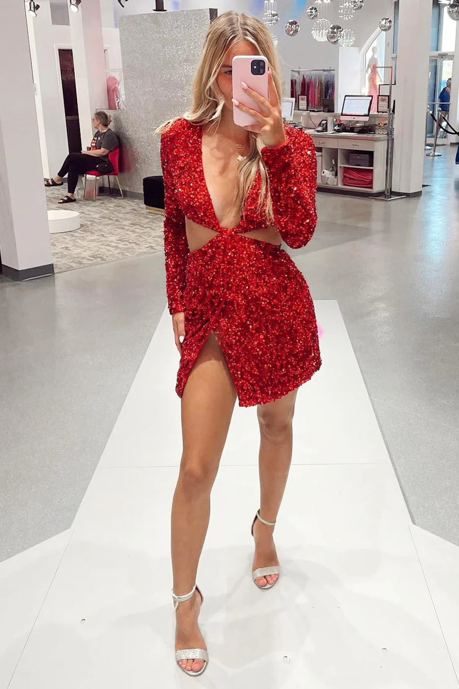 Robe de cocktail à paillettes et décolleté en V profond