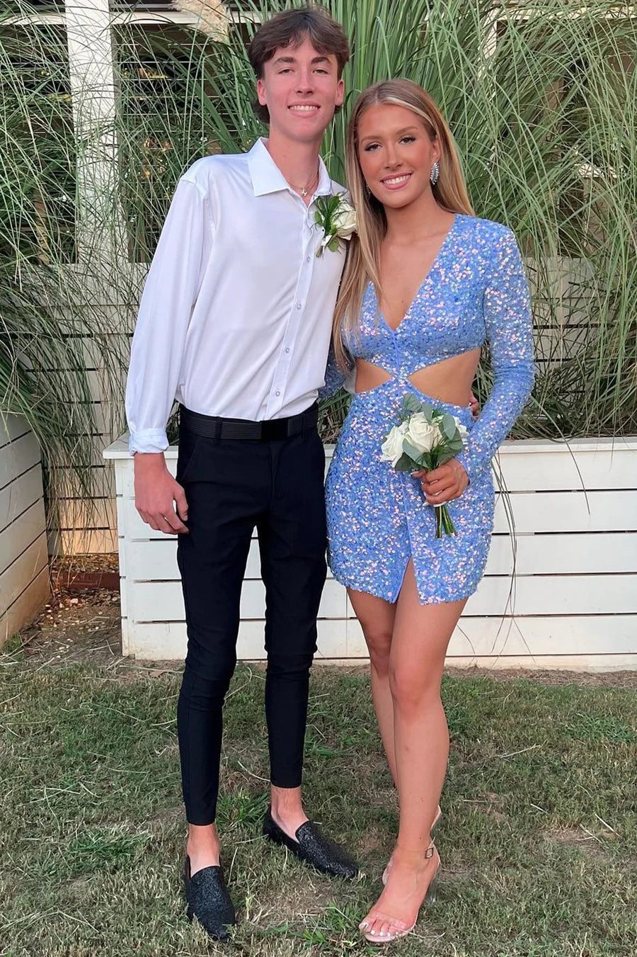 Robe de cocktail à paillettes et décolleté en V profond