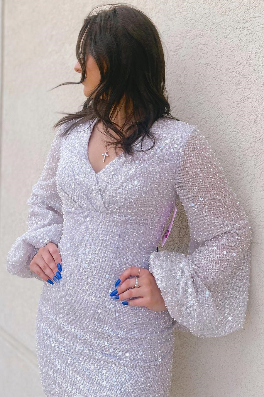 Robe de cocktail à paillettes et col surplis avec manches ballon
