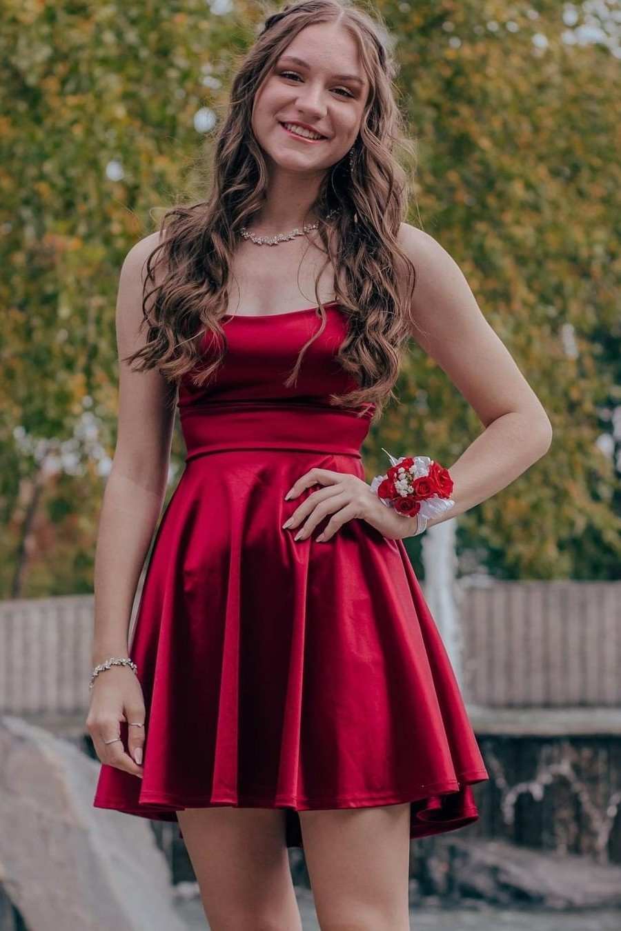 Robe de soirée courte à lacets et coupe trapèze